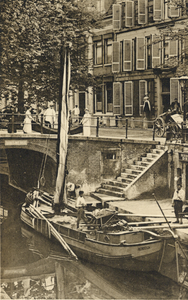 1143 Gezicht op de Nieuwegracht te Utrecht uit het zuidwesten met een afgemeerde boot bij de Quintijnsbrug; rechts het ...